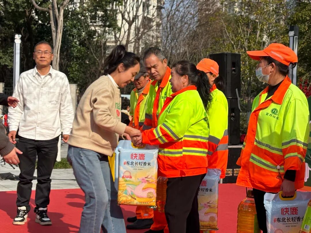 ¹�ǣ�ļ��70��Ԫ����40���˴� �ϻ㡰������͡�ů��������